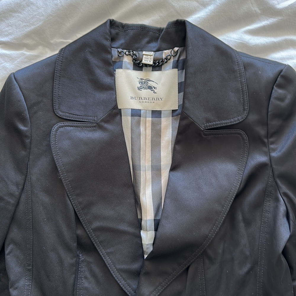 Burberry black blazer US size 2 with black patent detailing - Picture 5 of 5